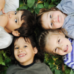 Autism (autistiskt syndrom): orsak, symtom & behandling